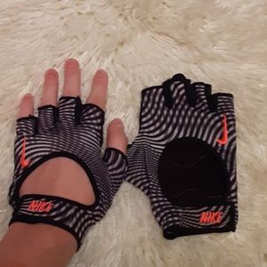 Women's Nike lifting gloves